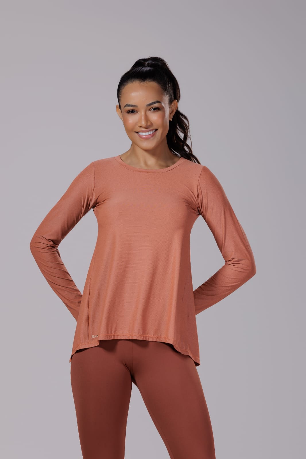 Remera con abertura en la espalda