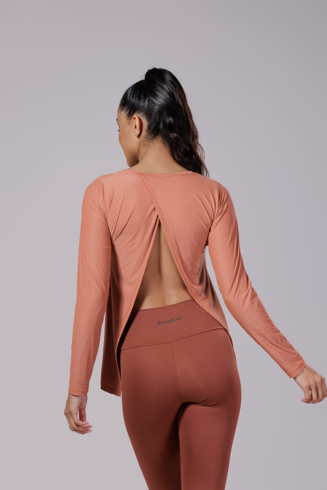 Remera con abertura en la espalda